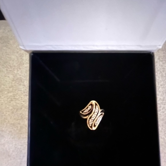10 karat yellow gold diamond swirl ring, size 5 1/2, beautiful great condition - Picture 2 of 10